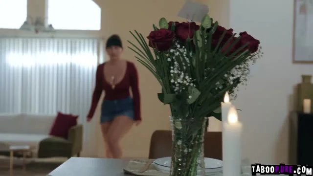 Ngủ cùng mẹ kế vú to