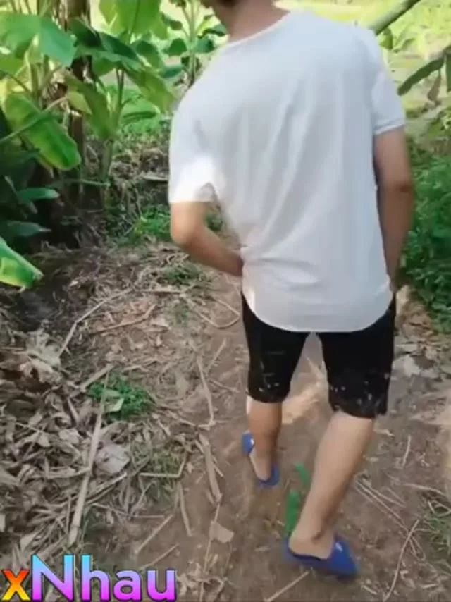 Cu em mới lớn bị mẹ kế mang ra đồng cho bú lồn rồi địt