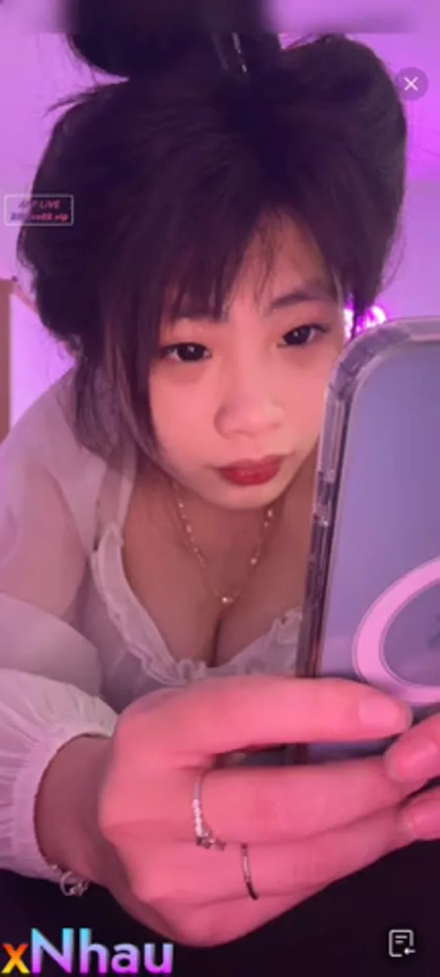 Livetream của e Ngọc Nhi2k người thì mảnh khảnh mà có cặp bưởi khủng