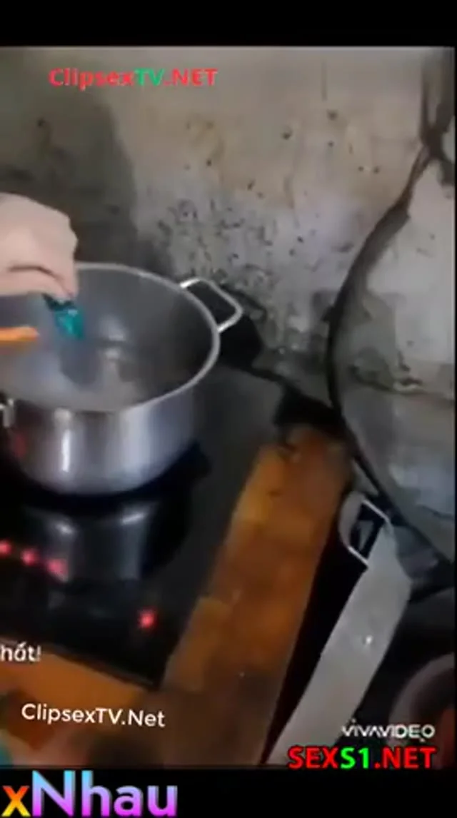 Đang nấu ăn thì bị anh hàng xóm sang gạ địt dạy bú cu địt cho tê lồn dâm đãng