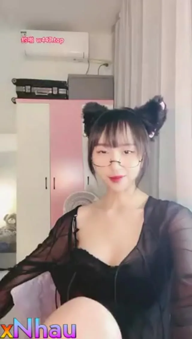 Gái dâm đeo kình vú to lồn non thủ dâm kích thích dâm đãng
