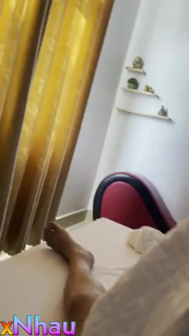 Giư trưa dẫn em sinh viên năm nhất vào nhà nghỉ địt em trên ghế tình yêu