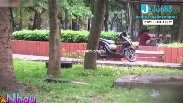 Quay lén chuyện tình công viên của ô chú trốn vợ và cô người tình trẻ