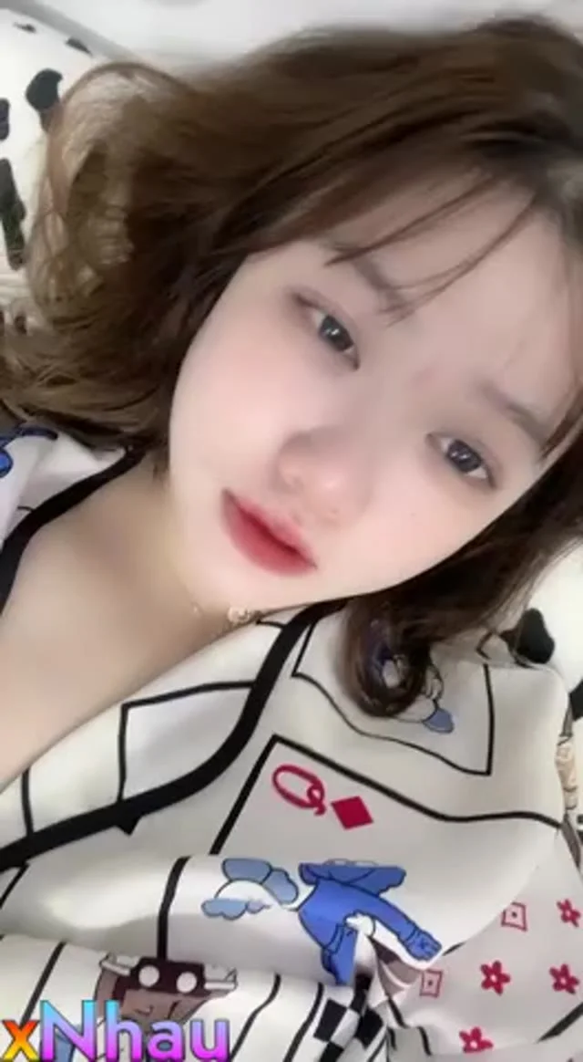 Call video cùng người lạ gặp được em gái cực xinh khoe hàng thủ dâm cực nứng
