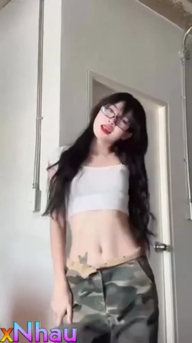 Em sinh viên đeo kính hàng ngon dâm đãng vú to lồn non địt nhau tê lồn