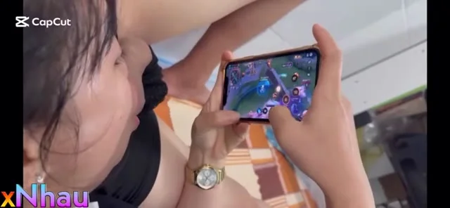 Đang chơi game vẫn phải bú cu cho anh