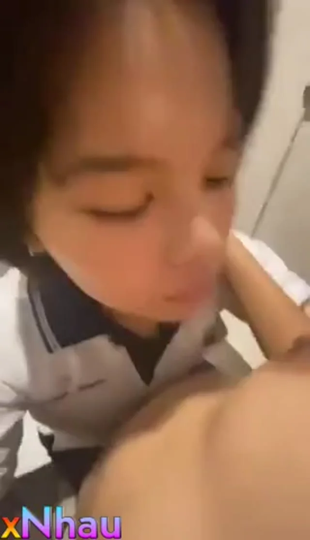 Cho con bạn thân tomboy bú vú khủng sướng tê người