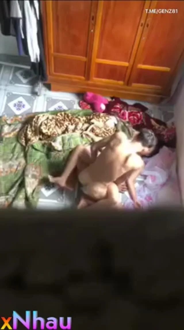 Quay lén thằng bạn đưa ghệ dâm về nhà nằm dưới nền địt nhau muốn móc lồn mà e k cho