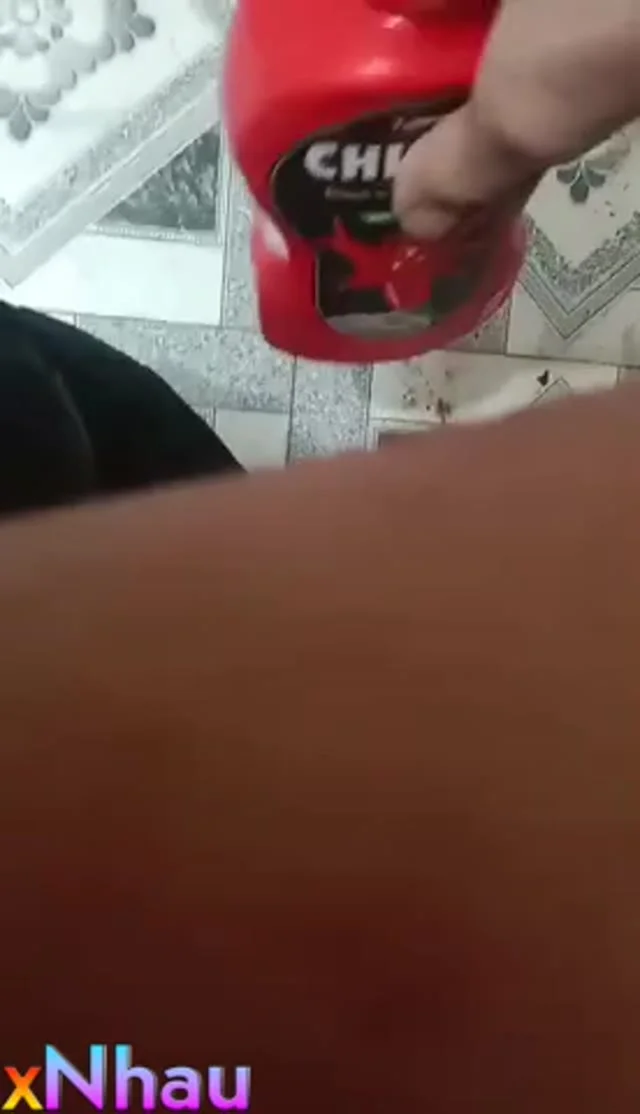 Thanh niên sục bôi tương ớt