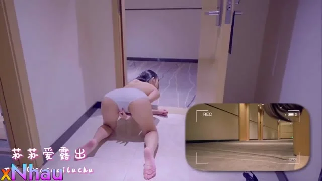 Mở của thủ dâm cho người lạ đi qua xem vú to lồn non dâm đãng