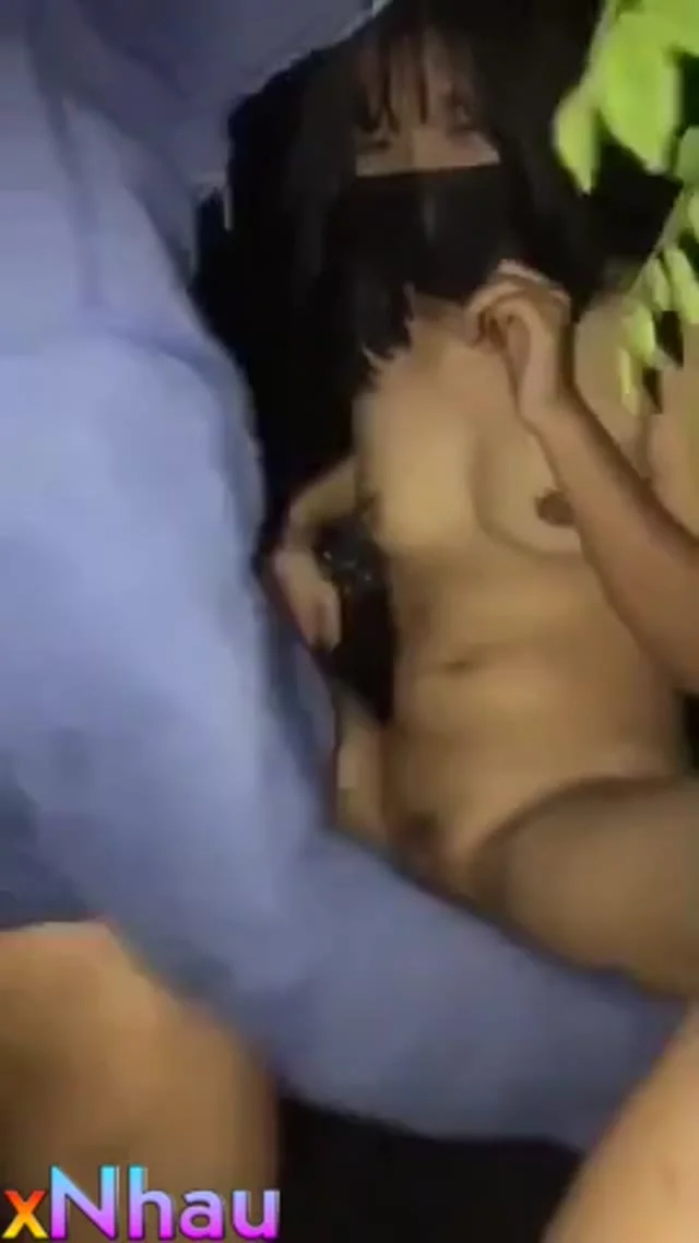 Địt con bạn thân ngoài công viên lồn non nhiều nước