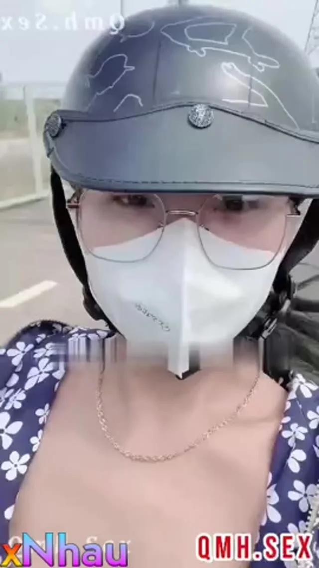 Chổng lồn giữa ban ngày cho người lạ xem bướm