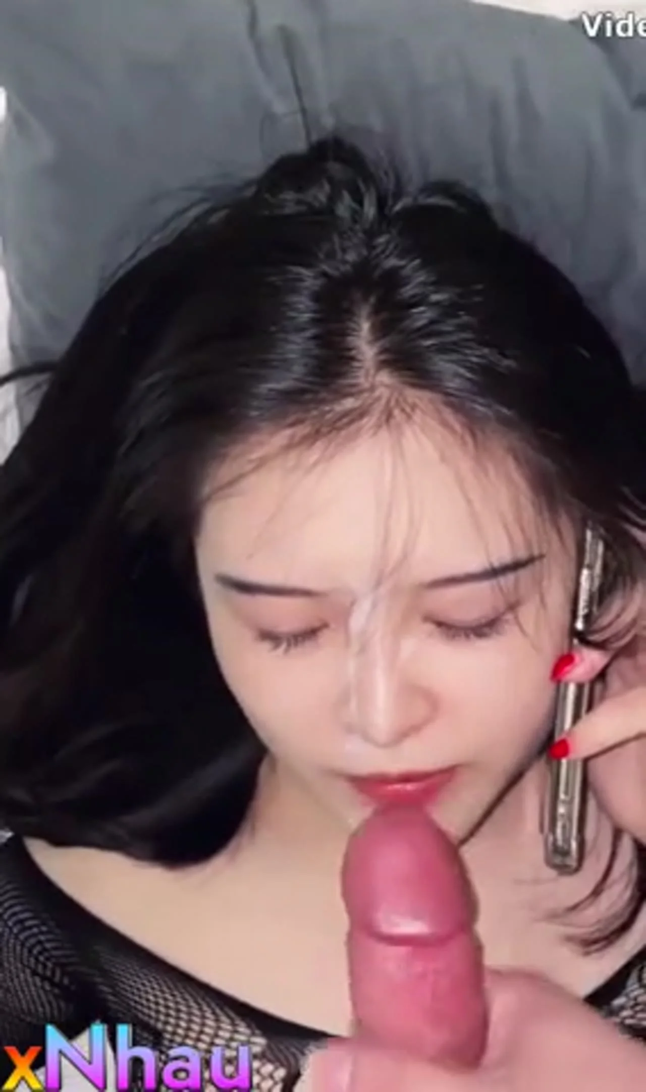 Vừa nghe điện thoại vừa địt nhau bắn tinh đầy mặt dâm đãng kích thích