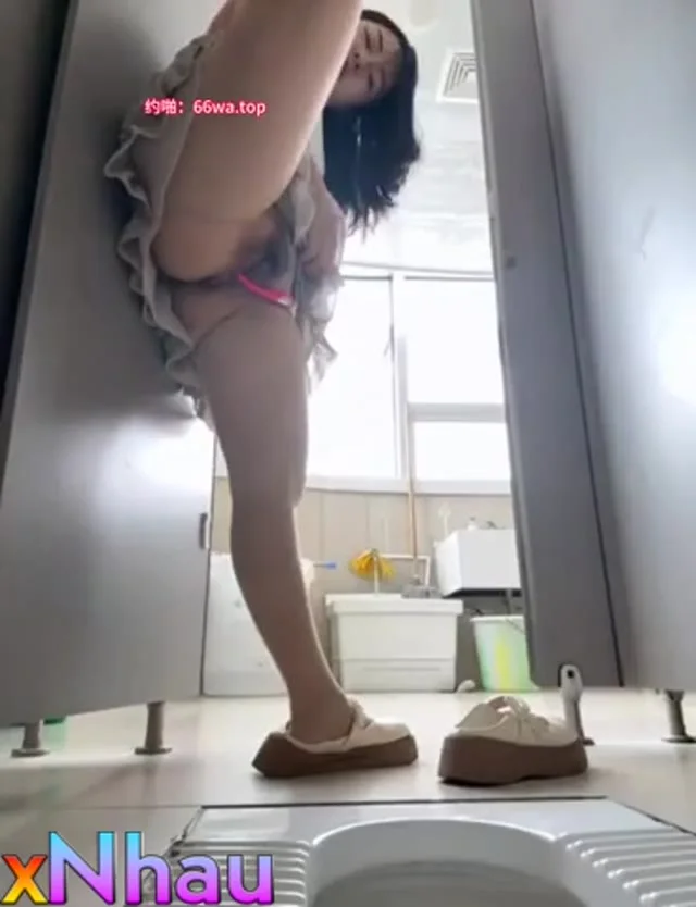 Gái dâm chubby mông to lồn non thủ dâm trong nhà vệ sinh dâm đãng