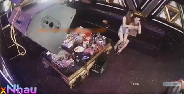 Hack cam trong quán Karaoke,các em nhiệt tình như này bảo sao các a hay trốn vợ đi