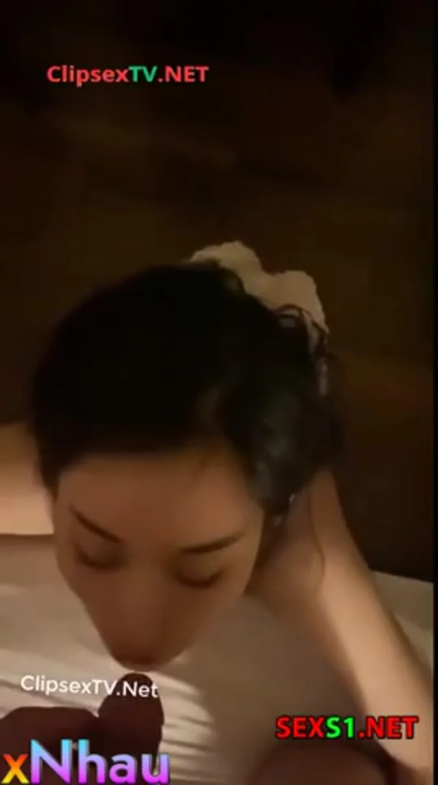 Tốc váy móc lồn con bạn Đang Nấu Ăn, Bóp vú đjt nhau ở Bếp Xuất Tinh lên bàn ăn