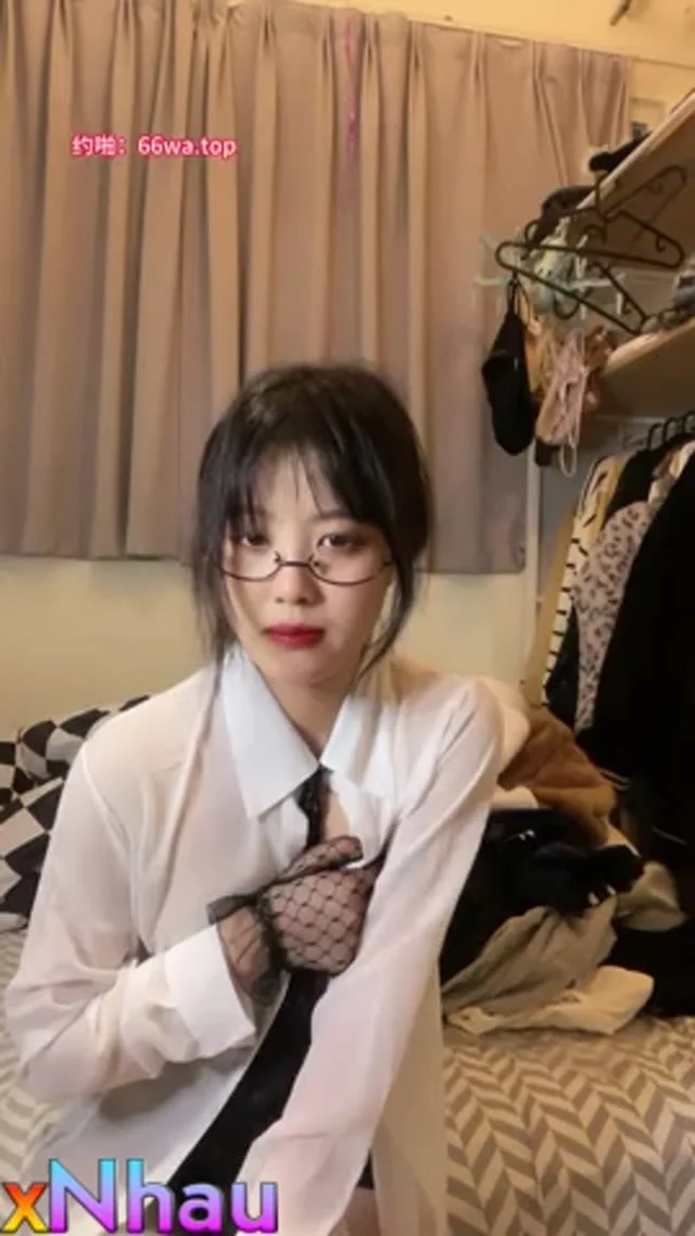 Em sinh viên đeo kính vú to lồn non thủ dâm khoe hàng dâm đãng