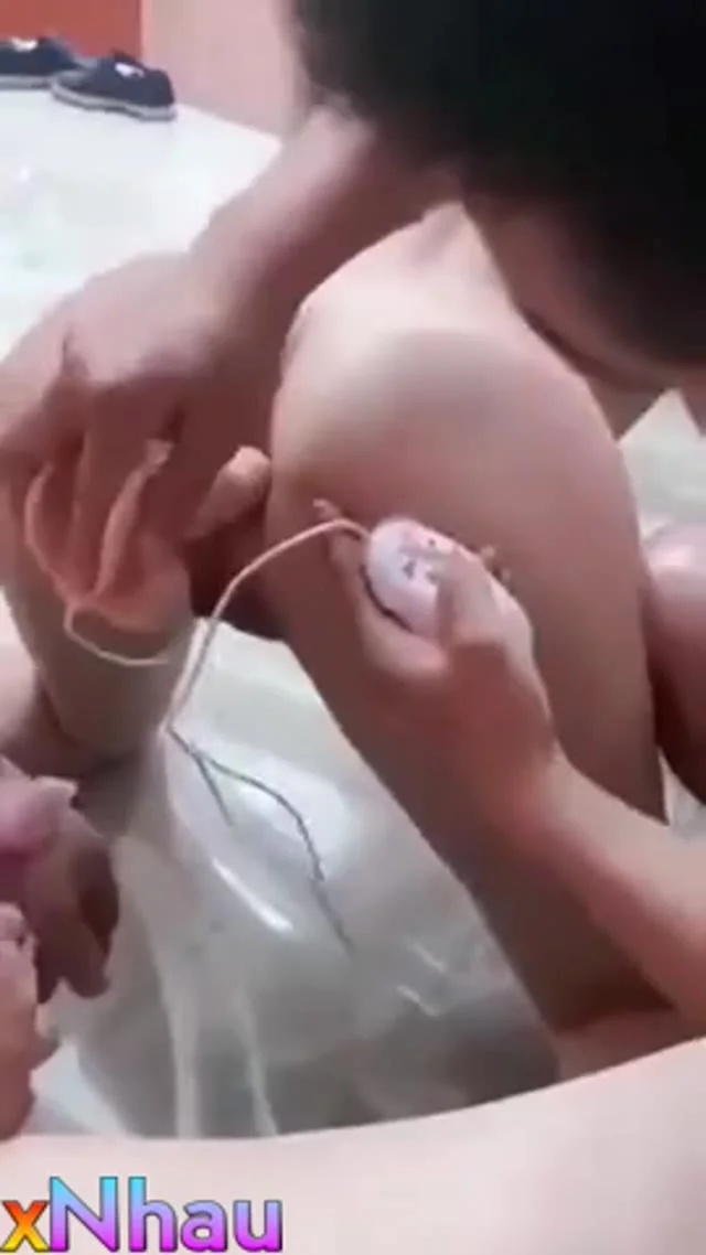 Khốn nạn 3 thg già Dùng sex Toy bạo Dâm e HS Nghịch lồn xong HDam tập thể