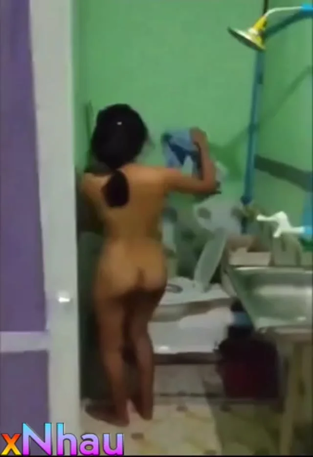 Đi ỉa cũng bị thằng người yêu lôi ra địt lồn to mông bự