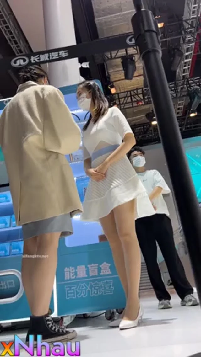 Quay lén dưới váy máy em PGA trong sự kiện ra mắt xe - phần 5