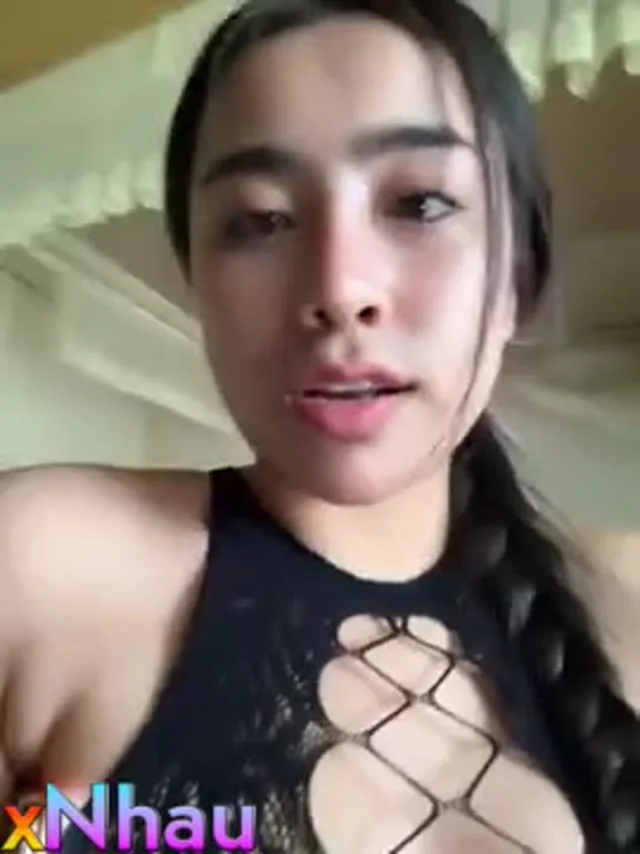 Pretty Vietnamese Girl With Vibrator In Her Pussy 1/4