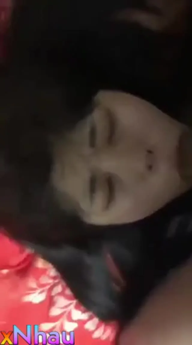 Bắn hết cả lên mặt bé