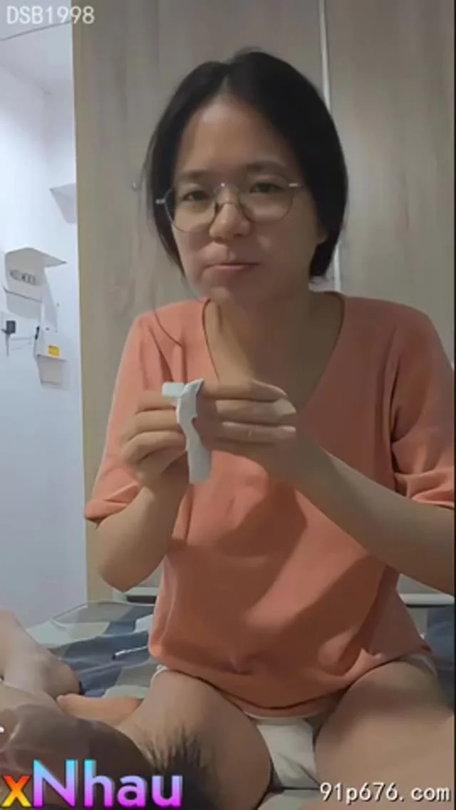 Kính cận bú cặc nhẹ nhàng, bị BDSM nhìn thương quá đi